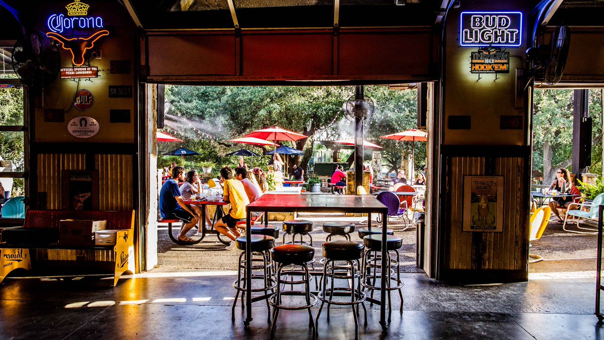 eatdrinkdocs's tweet photo. Doors open at 11am! Hang indoors or on our patio while watching some #SundayFootball! @houstontexans at 12pm and @dallascowboys at 3:25pm!

🍺 $3 drafts &amp; $12 pitchers of @millerlite @coorslight 
🍊 $3 mimosas

#eatdrinkdocs #atx #austin https://t.co/irAHr4qH9u