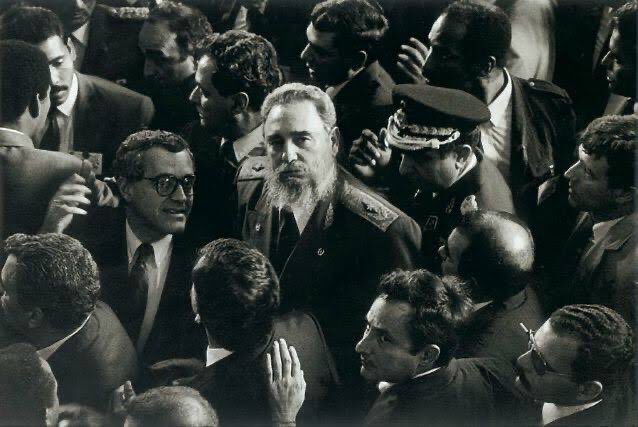 .
Adivina quien es el personaje que tiene cara de felicidad al lado del asesino Fidel Castro