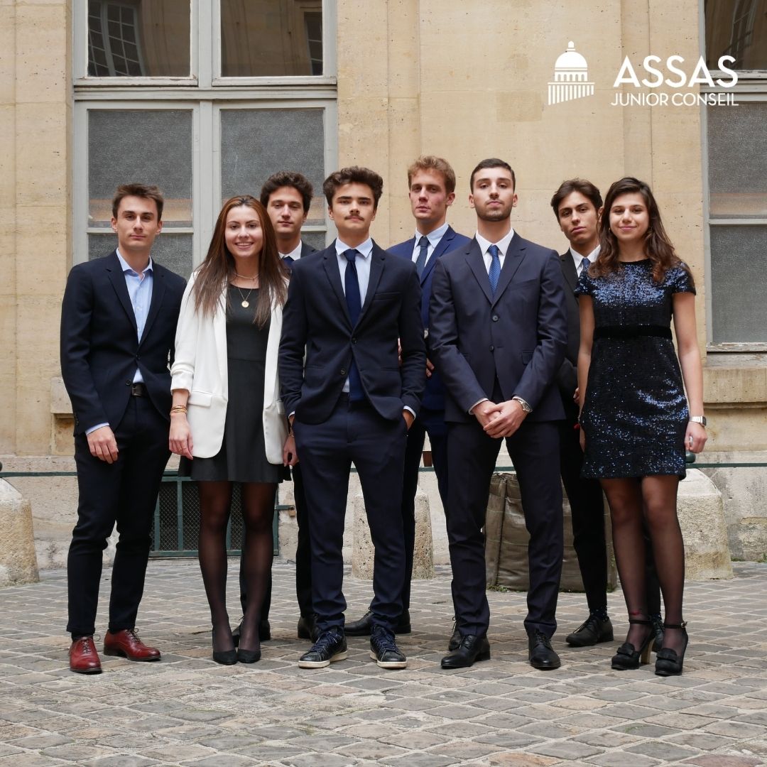 AJCAssas's tweet photo. Nous sommes fiers de vous présenter notre nouvelle équipe en images.

Nous commençons le tour de nos départements avec le Département Front-Office.

Dirigé par Gustave Poujol et composé d’une équipe de 7 chargés commerciaux. 

#GoAJC #WeAreJE #JuniorEntrepreneur https://t.co/42mWxn5O4N
