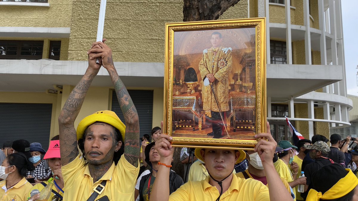 Walked to the pro-monarchy side for a change of view.  #ม็อบ8พฤศจิกา