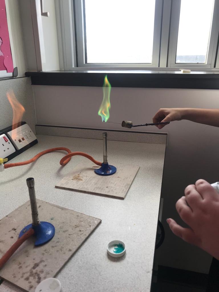 AcademyLargs's tweet photo. S1 science club having fun investigating the different colours produced when heating salts.
#burningsalts
#colourfulscience
#BGEsciencefun https://t.co/pAsgq7dqav