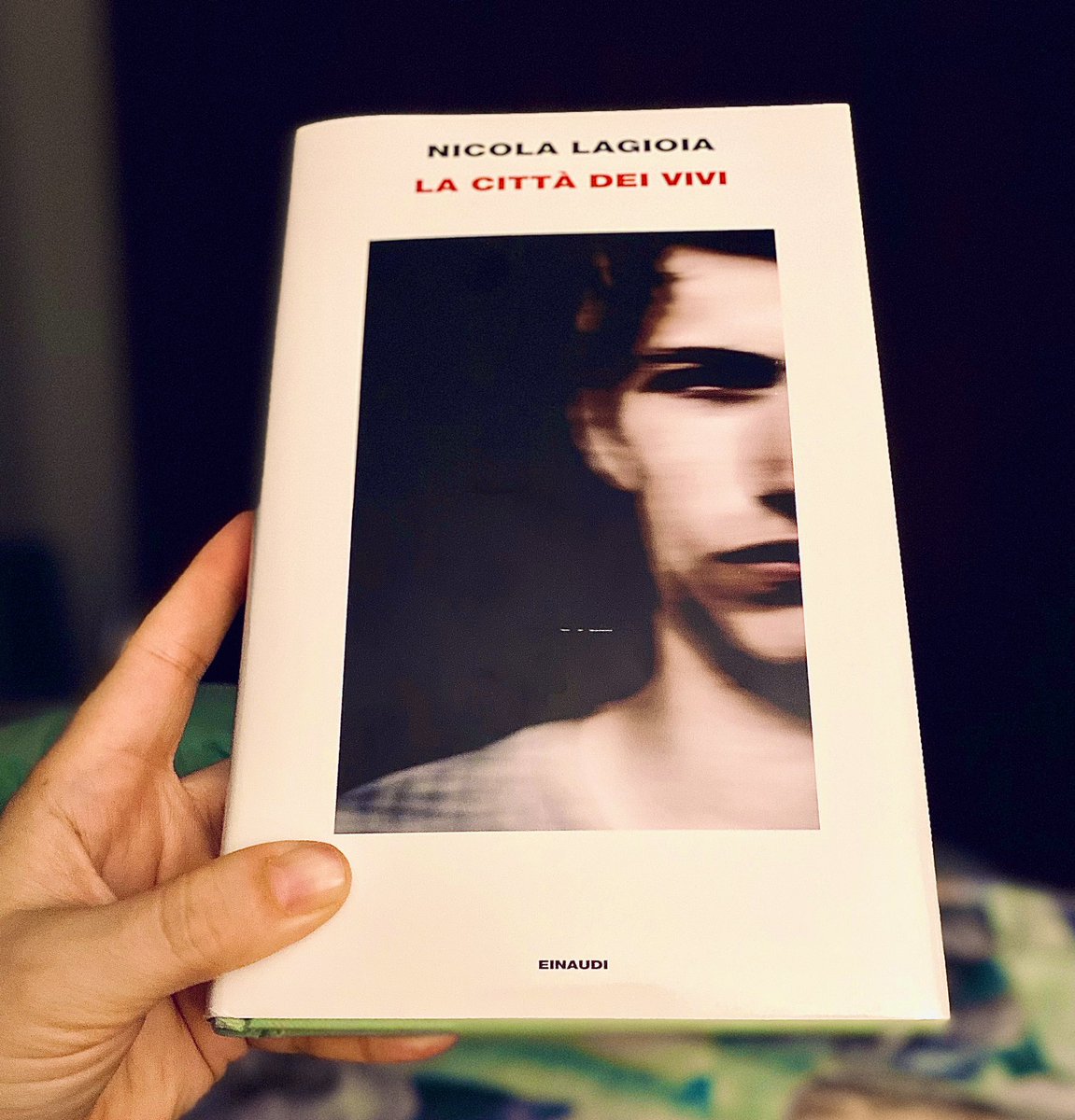 ladivoralibri's tweet photo. «Roma era un discorso a parte. Sotto la pioggia era il discorso di un pazzo che, come non di rado accade, contiene squarci di verità»

Da questa città non si esce. 
Non credevo, straordinario @NicolaLagioia 🖤 https://t.co/Tld3XYx6zV