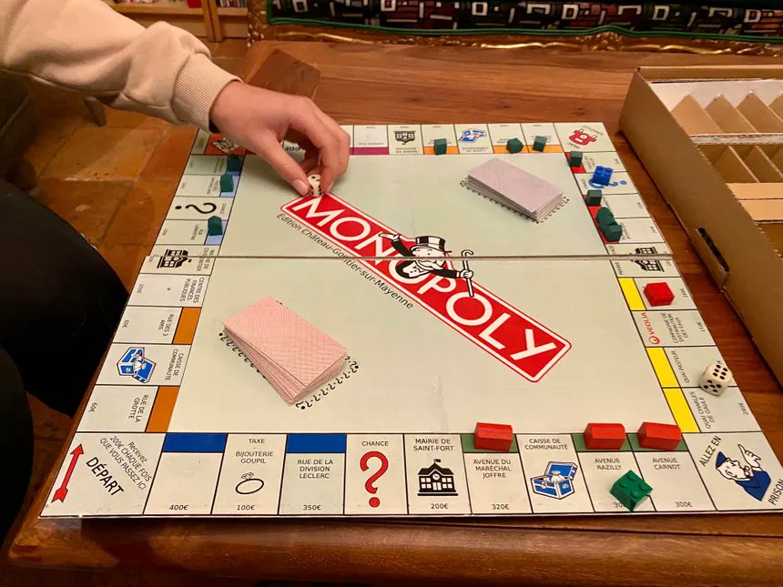 icimayenne's tweet photo. A 15ans, l'adolescente crée un #Monopoly de sa ville : @chateau_gontier 👏👏👏
https://t.co/Y57oVUNNPy https://t.co/E4yYMeuwVj