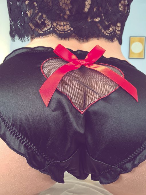 Fen&ecirc;tre sur raie.  Plombier glamour.  Entouraie d'amour.  C'est tout pour moi. Bonne soir&eacute;e. https://t<a href="/tag/tittytuesday"class="tags"><span>#tittytuesday</span></a>