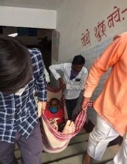 NcpMotesarkar's tweet photo. स्वराती रुग्णालयातील दयनीय अवस्था 
अंबाजोगाई-येथील स्वामी रामानंद तीर्थ वैद्यकीय महाविद्यालय व रुग्णालयातील अतिदक्षता विभागातील लिफ्ट बंद पडल्यामुळे रुग्णानांचा झोळीतुन प्रवास ..
याकडे रुग्णालय प्रशासनाची डोळेझाक  रुग्णांना त्रासदायक ठरणारी आहे .
 याकडे लक्ष द्यावे https://t.co/4epLerfXD7