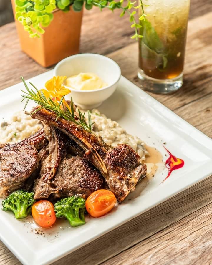 Milken_Honey's tweet photo. Mmmm... Garlic Rosemary Grilled Lamb Chops served with Minted Pepper sauce, Mash Potatoes and Grilled Vegetables only at the @UrbanEateryNBO #milkenhoney #foodapp #foodsharingapp #gaintrick #photooftheday #picoftheday #gainwithmchina #beautiful https://t.co/0zMuzCf7Rd