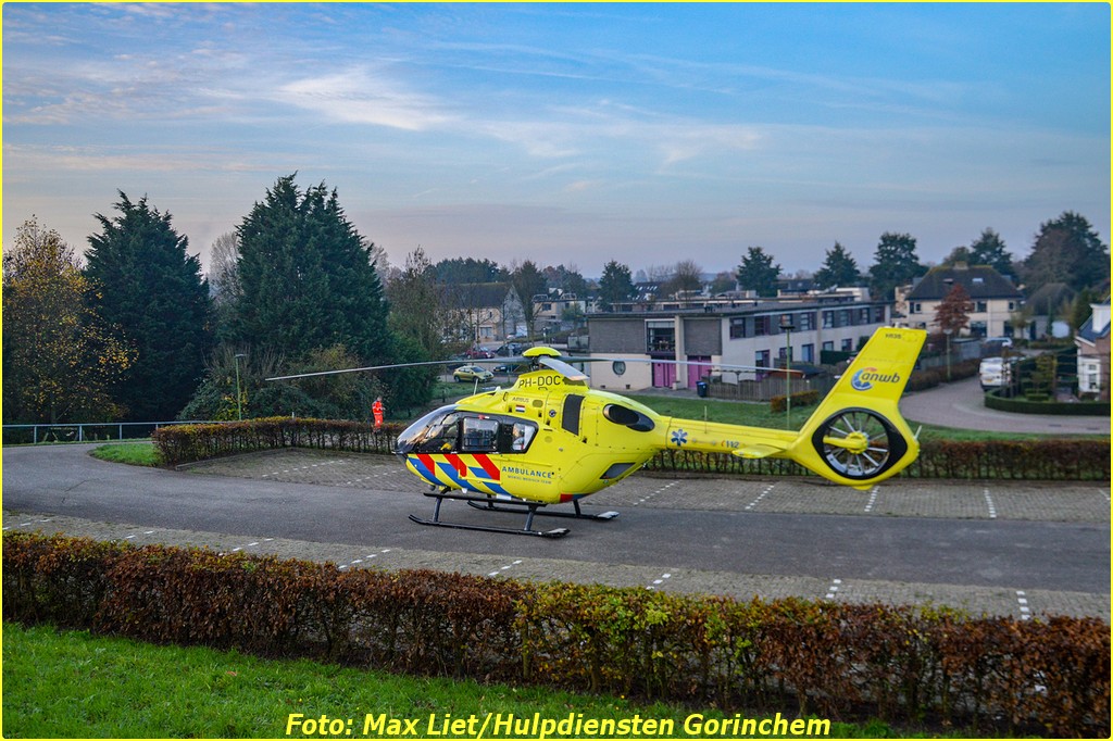 Traumahelikopter landt in Sleeuwijk voor medische noodsituatie ..