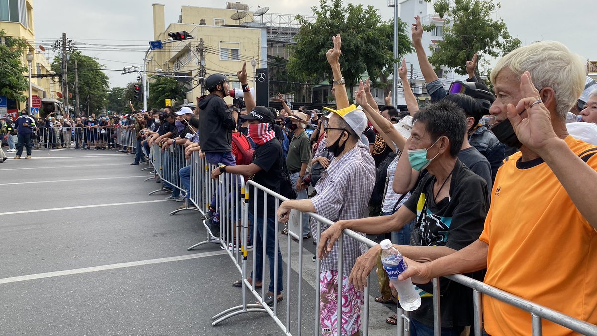 The crowd on the pro-democracy side began to circled the royalists after the crazy person on the ATV before the pro-monarchy group decided to call of their rally. They said they have accomplished what they came here to do which is to “observe”.  #ม็อบ8พฤศจิกา