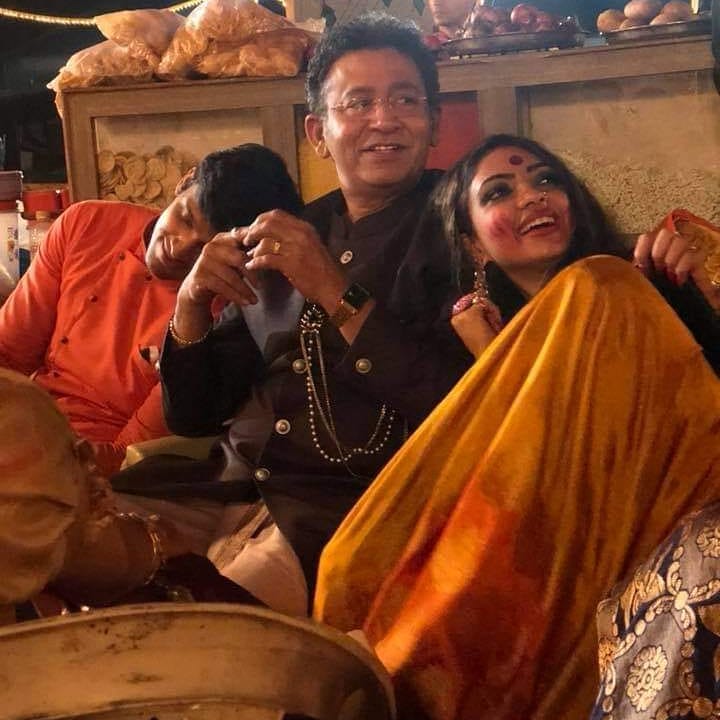 LaghateParth_FC's tweet photo. " Two yrs back...Night shoot...Maa Visarjan... #KasautiiZindagiiKay " ~ Uday Sir on Instagram.

These three absolutely awwdorable people ❤❤❤

@LaghateParth 🦋
@PoojaBanerjee08 

#ParthSamthaan #BasuFamily https://t.co/NHq5L1SxST