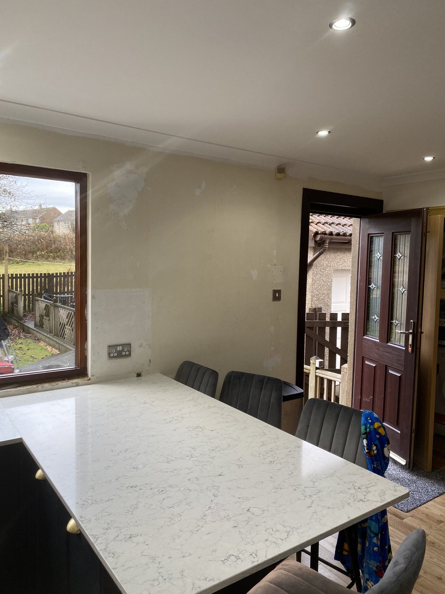 OasisTiling's tweet photo. Been a while since I tiled a kitchen splashback. This one though is a bit special! Really finishes off the room........ https://t.co/0N8Y7DujQS