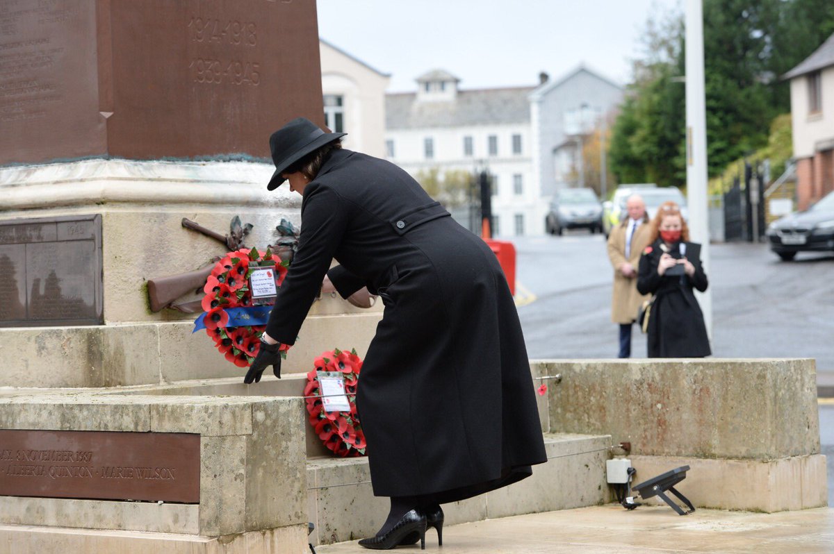 ArleneFosterUK's tweet photo. Honoured to lay a wreath at the Enniskillen War Memorial this morning. #WeWillRememberThem https://t.co/NRIg8wfoYa