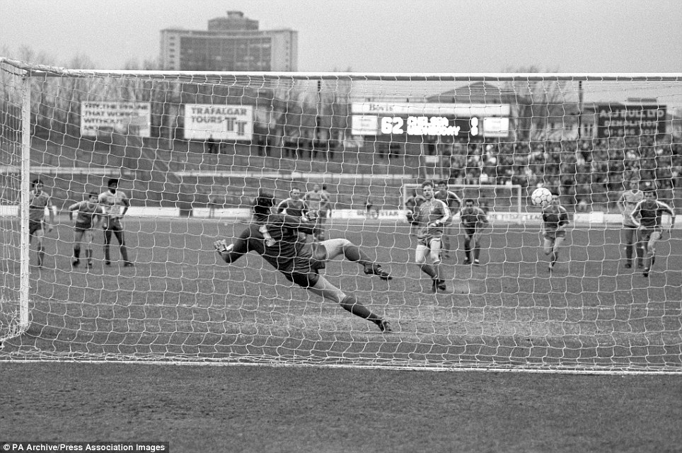 robertmdaws's tweet photo. #MickyHazard scores with a pen vs #SWFC 1987 @MrChelseaDagger @stamford_bridge https://t.co/RZJpuM8MfO