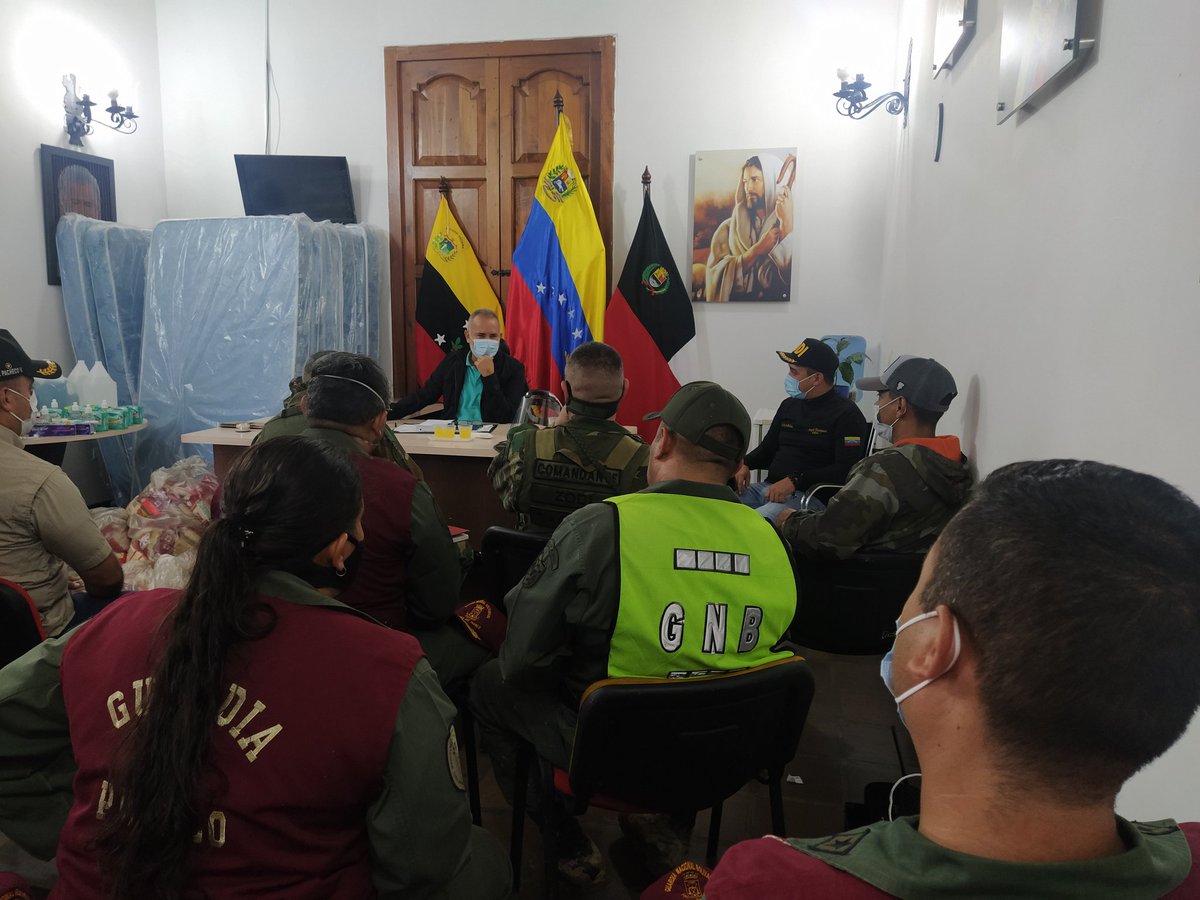 Reunido con el G/D Ángel Moronta, Comandante de la <a href="/ZODI_TACHIRA/">ZODI N° 21 TÁCHIRA.</a> y Ángel Márquez, alcalde del Mpio. Junín y demás autoridades competentes, dando soluciones a las familias afectadas por el desbordamiento del Río Carapo, por las fuertes lluvias que azotaron a la población.