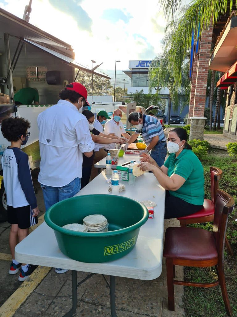 CCICHN's tweet photo. MASECA puso a disposición su producción de tortillas en Chicago Uno para complementar la alimentación que el sector empresarial está distribuyendo en diferentes albergues. #TormentaTropicalEta #Honduras #SPS https://t.co/ppOl7Sz7cD