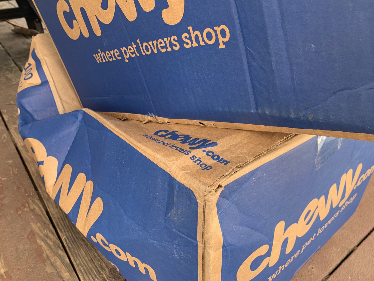 aksansai's tweet photo. @FedExHelp really tired of your “service”. I know it’s heavy but does that mean we should throw things to the point of crushing? At least he stopped leaving it at the end of our long driveway. He clearly doesn’t care about his job. 

@Chewy, can’t you use a different carrier? Pls https://t.co/wtKpM79ffJ