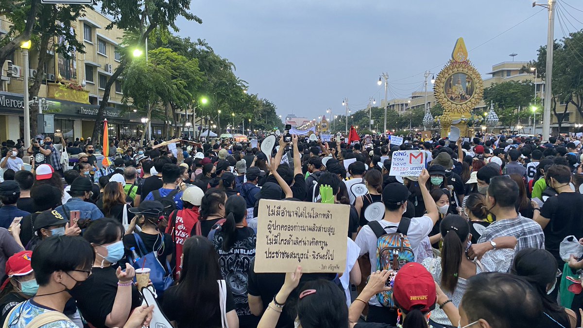 Then comes the time for the march around 6pm. Everything was peaceful up until here.  #ม็อบ8พฤศจิกา