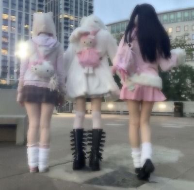 tw // body image you can’t completely see the fits in the first pic but it reminds me so much of ur layout !! but outfits with pieces like the right definitely :))  @iHugTete