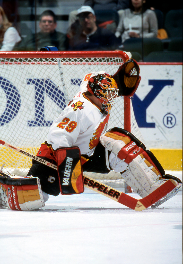 AlumniFlames's tweet photo. Nov 8, 2000 – Mike Vernon returning to Flames after 6yr absence made 22 saves for 1-0 shutout in Minnesota vs expansion team that traded him in off-season. He played 8yr with Flames earlier. Valeri Bure had the game’s only goal. #redhothistory #PeterMaher #flameshistory https://t.co/8AYZW5IHzp
