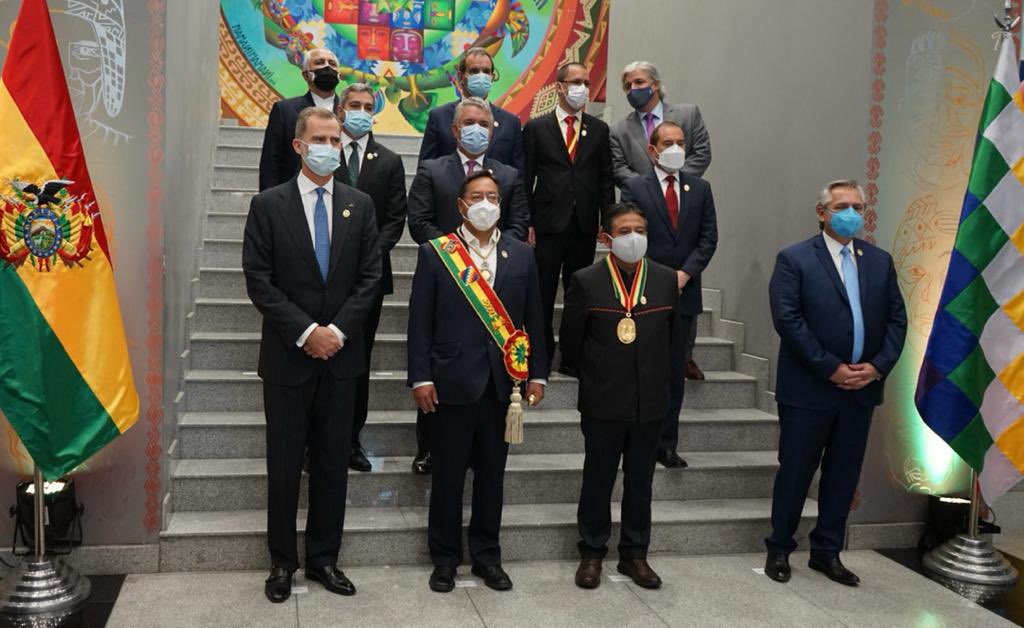 Cancilleria_ve's tweet photo. #FOTOS | Acto de Juramentación del Presidente Luis Arce y del Vicepresidente David Choquehuanca, desde La Paz #Bolivia 🇧🇴.
¡Día histórico para los pueblos de la Pachamama! https://t.co/KEXJKvz4ep