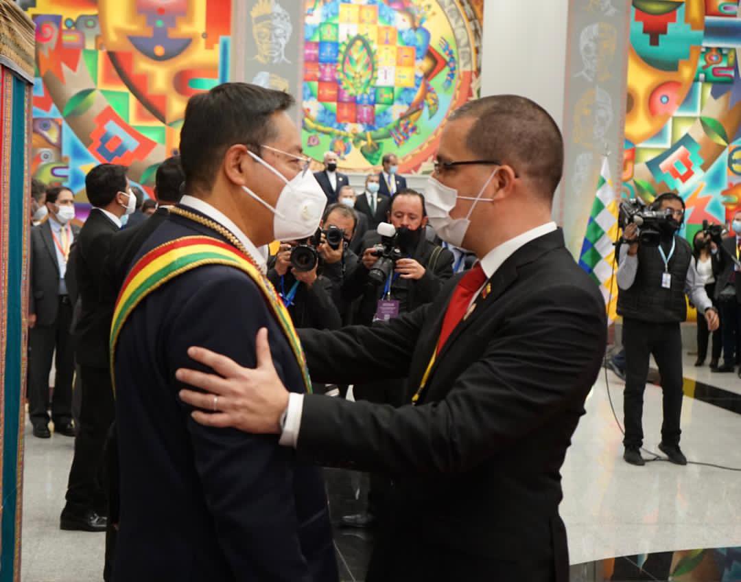 Cancilleria_ve's tweet photo. #FOTOS | Acto de Juramentación del Presidente Luis Arce y del Vicepresidente David Choquehuanca, desde La Paz #Bolivia 🇧🇴.
¡Día histórico para los pueblos de la Pachamama! https://t.co/KEXJKvz4ep