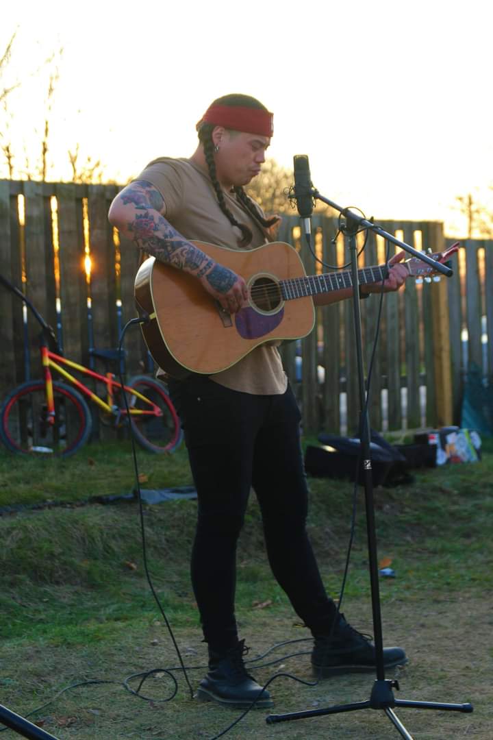 CLP_OFL's tweet photo. Amazing turn out at the @OFLabour  action at #1492LandBackLane yesterday. Labour leaders &amp; community members joined Indigenous Singer-Songwriter @LoganStaats, winner of CTV’s “The Launch”, in support of land defenders. #PowerOfMany #LandBack #RespectTreaties https://t.co/fU4lHvuQEq