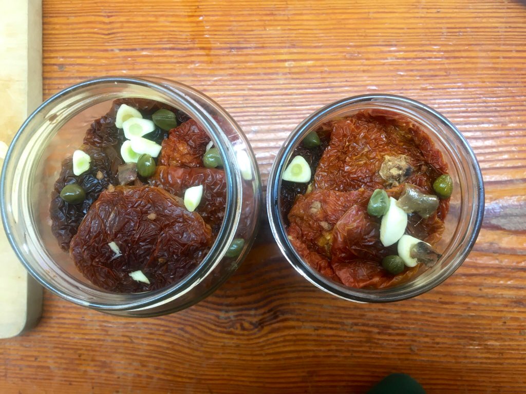 pitiusa68's tweet photo. Hoy, por fin, me he animado a preparar los #tomatessecos que tenía desde el verano. Todo un proceso: escaldar con agua y vinagre, secar de nuevo, poner en botes con ajo, anchoas y alcaparras, rellenar botes con aceite de oliva (e ir rellenando los próximos días) #ruralqueesuna https://t.co/ggWvjVbAwN