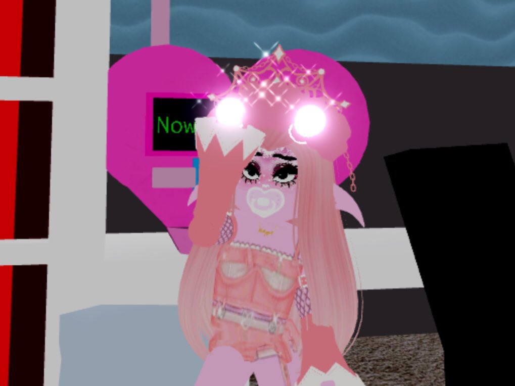 itspade2's tweet photo. Who just loves the sound of music! You can play in Royale high. Very cool right! :D I do I was playing my favorite song! It very loud and I had to turn it down! So I hope everyone is having a happy Sunday! and tomorrow we go to school!! https://t.co/Q6ofMy1XEv