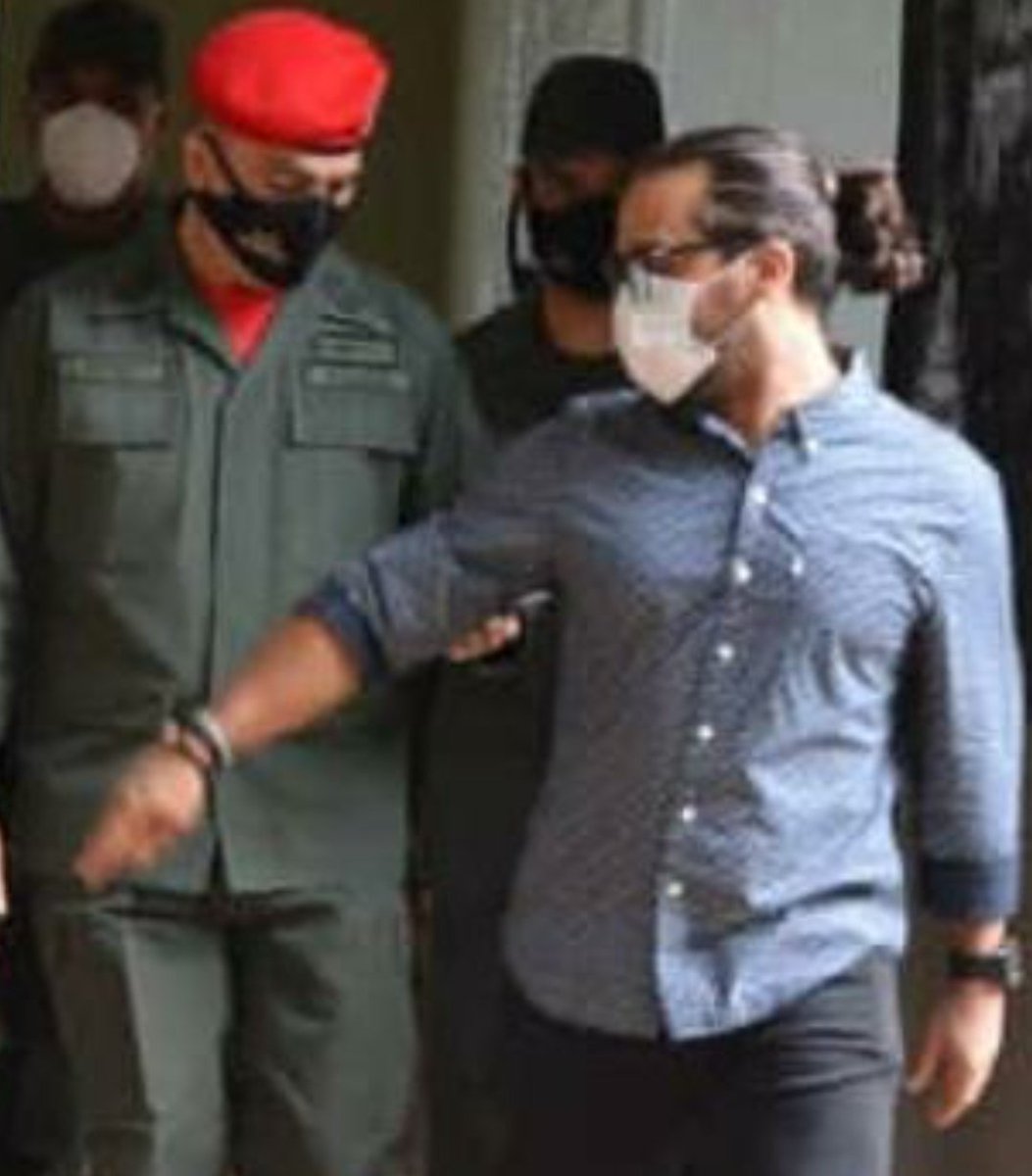 TAMARA_SUJU's tweet photo. #Venezuela Atención: asi MUTA el #Torturador #11, el Criminal TCnel Alexander Granko Arteaga, para q no lo reconozcan, cumpliendo órdenes de él mismo y del Gral Ivan Hernández Dala, de salir a la calle vestidos d civil e infiltrarse entre la gente. RECONOCELO Venezuela. https://t.co/IgbtqO0Yxq