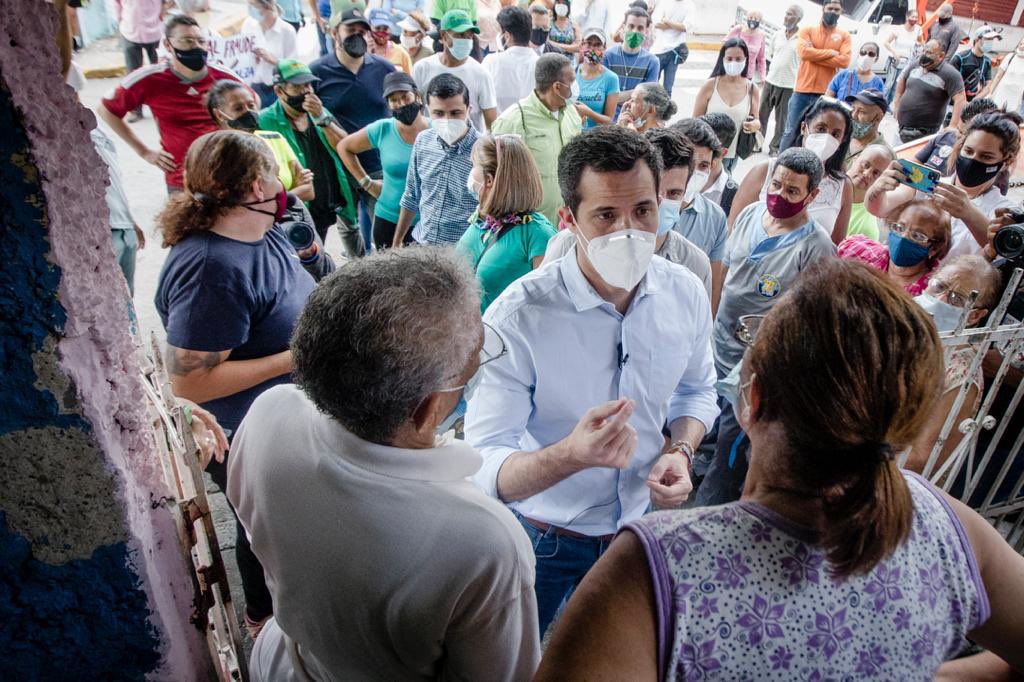 jguaido's tweet photo. Seguimos codo a codo con nuestra gente, en cada rincón y sector popular, llamando a ejercer la mayoría que somos el 12 de diciembre en la #ConsultaPopular. 

Somos mayoría los que luchamos por la libertad y democracia y nos corresponde ejercerla en la calle. #VzlaAlzaLaVoz https://t.co/hG1WrtleMw
