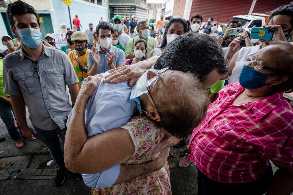 jguaido's tweet photo. Seguimos codo a codo con nuestra gente, en cada rincón y sector popular, llamando a ejercer la mayoría que somos el 12 de diciembre en la #ConsultaPopular. 

Somos mayoría los que luchamos por la libertad y democracia y nos corresponde ejercerla en la calle. #VzlaAlzaLaVoz https://t.co/hG1WrtleMw