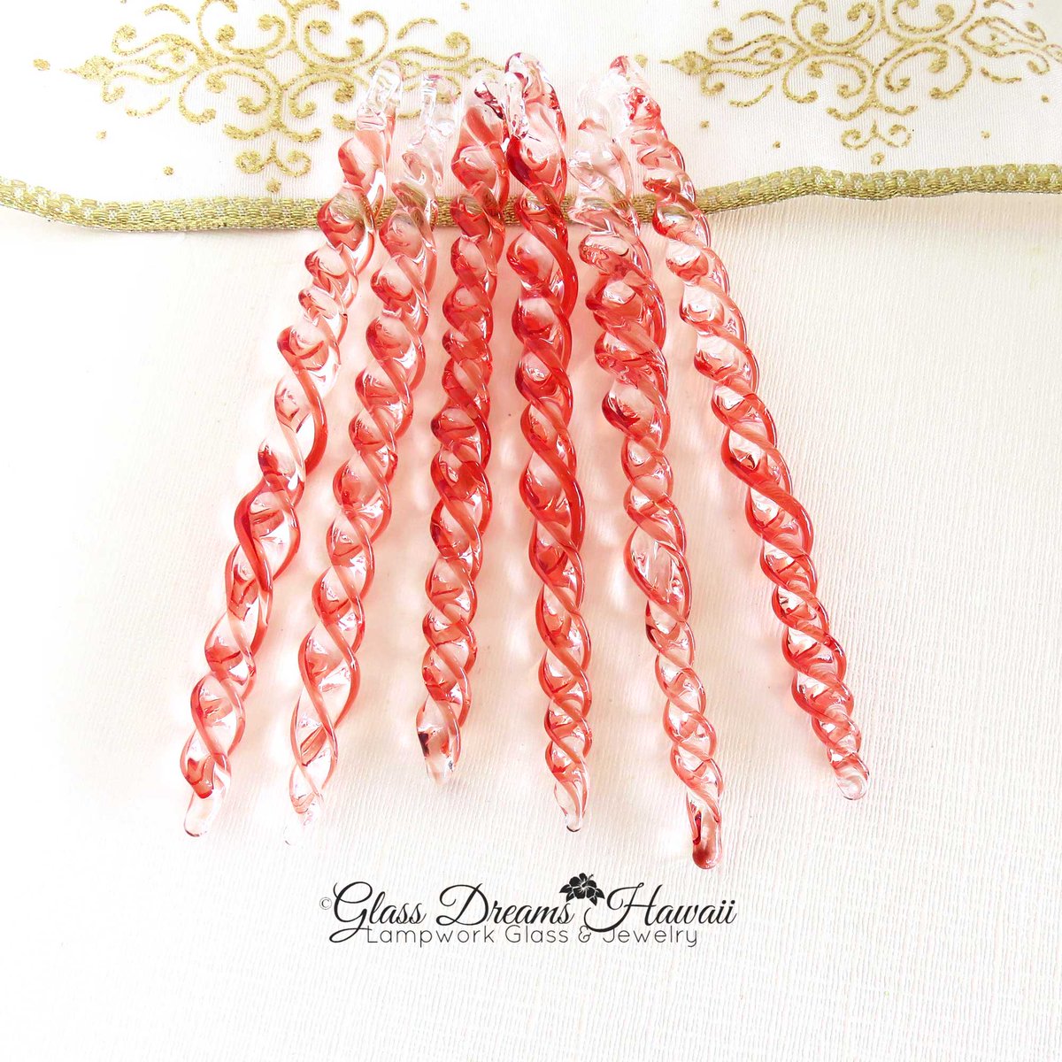 GlassHawaii's tweet image. etsy.com/listing/737569… #setof6 #lightredandclear #suncatchers #Christmasdecor #handmadelampwork #giftideas #etsyspecialt #integritytt
