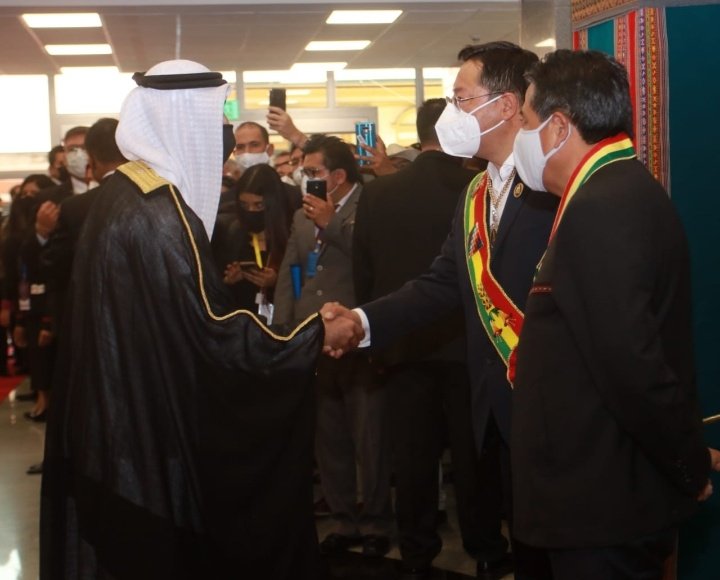 Gracias a las hermanas y hermanos Presidentes y representantes de diferentes delegaciones del mundo que acompañan nuestra posesión. #VamosASalirAdelante