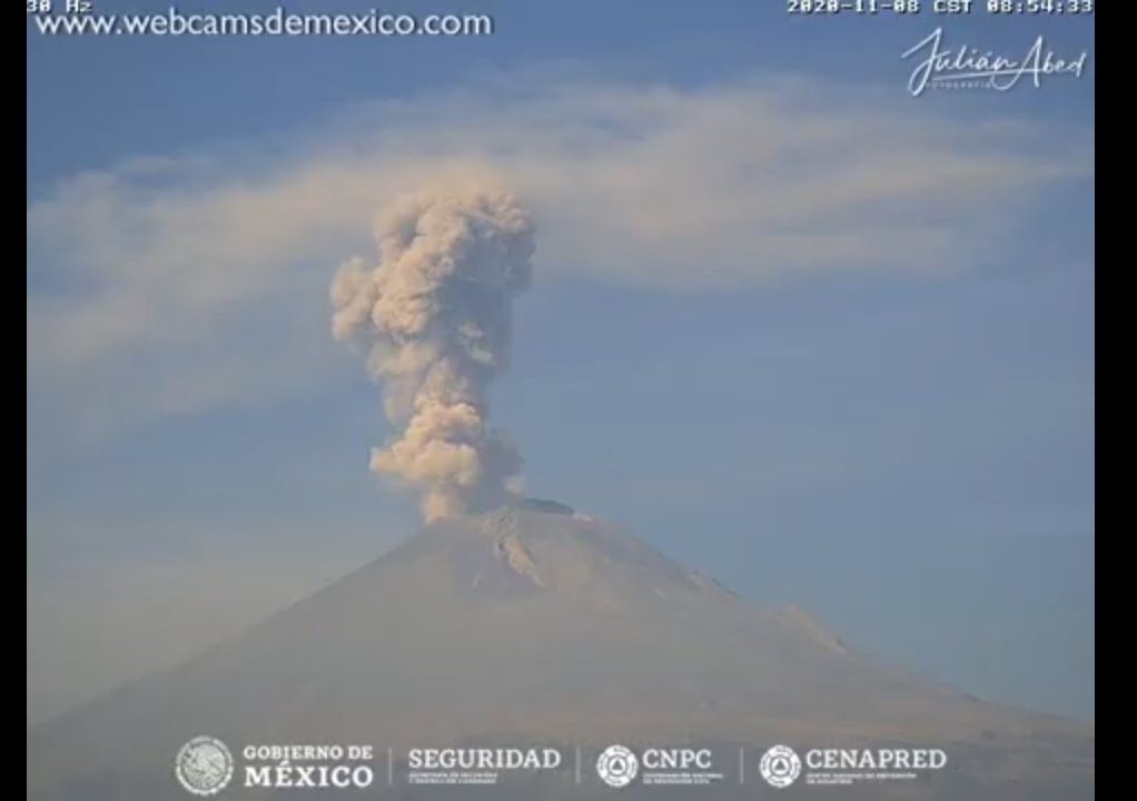 Hoy a las 8:53 AM #DonGoyo tuvo una explosión con columna de ceniza. #EstamosAtentos