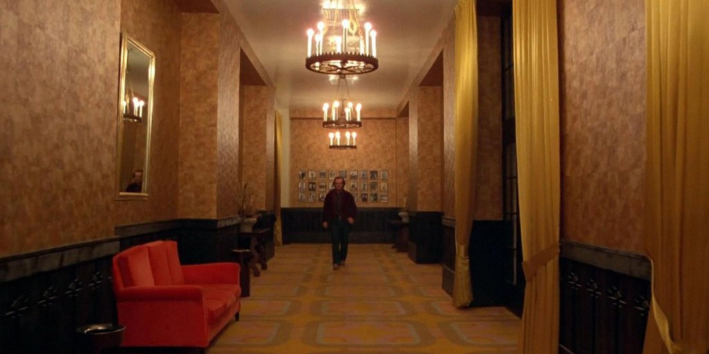 AllMReviews's tweet photo. فيلم The Shining 
فيلم رعب نفسي عن جاك الأب الذي حصل على فرصة عمل في فندق منعزل فيصطحب عائلته معه لقضاء الشتاء بهدوء هناك لكن تبدأ حدوث أمور غريبه نفسيه بطابع مشؤوم تدفع جاك للجنون مما يجعله يخيف عائلته https://t.co/OFgFr21pE7