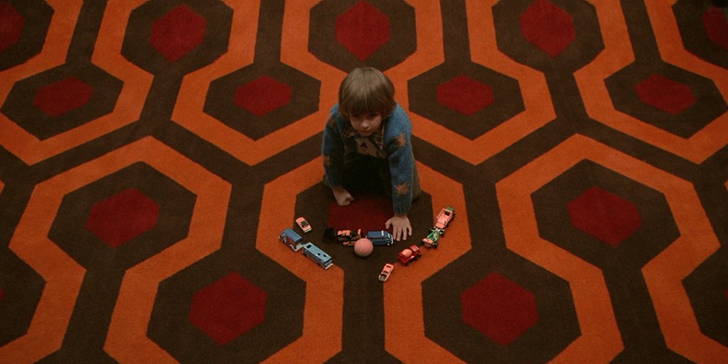 AllMReviews's tweet photo. فيلم The Shining 
فيلم رعب نفسي عن جاك الأب الذي حصل على فرصة عمل في فندق منعزل فيصطحب عائلته معه لقضاء الشتاء بهدوء هناك لكن تبدأ حدوث أمور غريبه نفسيه بطابع مشؤوم تدفع جاك للجنون مما يجعله يخيف عائلته https://t.co/OFgFr21pE7