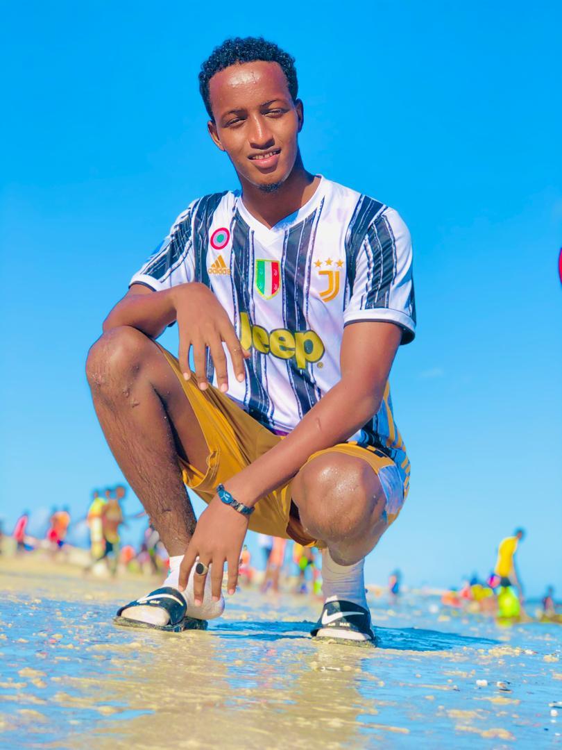 MohaAbdullahi13's tweet photo. 𝐰𝐡𝐞𝐧 𝐥𝐢𝐟𝐞 𝐠𝐢𝐯𝐞𝐬 𝐲𝐨𝐮  𝐚 𝐡𝐮𝐧𝐝𝐫𝐞𝐝 𝐫𝐞𝐚𝐬𝐨𝐧𝐬 𝐭𝐨 𝐜𝐫𝐲,

𝐒𝐡𝐨𝐰 𝐥𝐢𝐟𝐞 𝐭𝐡𝐚𝐭 𝐲𝐨𝐮 𝐡𝐚𝐯𝐞 𝐚𝐭𝐡𝐨𝐮𝐬𝐚𝐧𝐝 𝐫𝐞𝐚𝐬𝐨𝐧𝐬  𝐭𝐨

𝐬𝐦𝐢𝐥𝐞  , #𝐬𝐦𝐢𝐥𝐞 𝐢𝐬 𝐮𝐨𝐫 #𝐬𝐭𝐲𝐥𝐞 https://t.co/Xgh4g95USS