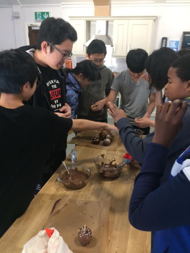 RsdBoarding's tweet photo. CHOCOLATE APPLES 🍎 🍫🍏| We had lots of activities to do over our two week break and it’s safe to say we enjoyed all the food involved! 😀🍫🍏👍🏼 
.
.
.
#rsd #rsdboarding #iloveboarding https://t.co/f75izPHZki