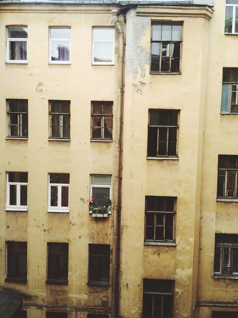 venuserkegi's tweet photo. Okul bu apartman ise rehberlik servisi, o çiçekli penceredir. 

#Meb5binPdr https://t.co/cGKJlL0OO3