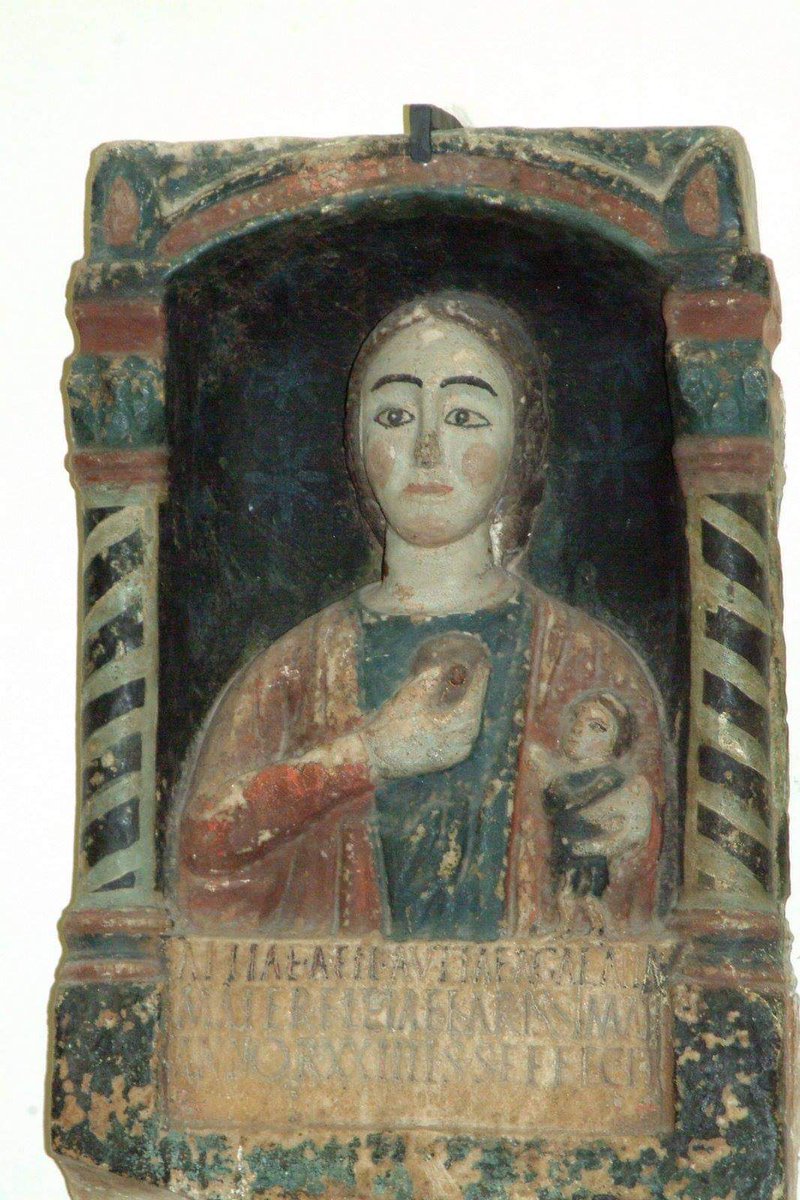 Livia_en_Roma's tweet photo. Hoy es #SpoliaSunday y os traigo un ejemplo de lo más castizo. La Virgen con Niño venerada en Jarandilla es en realidad la estela funeraria de la joven Attia con su mascota convenientemente reciclada y repintada. En el enlace tenéis la transcripción de la epigrafía ↪ https://t.co/9Zgd2cGlBB