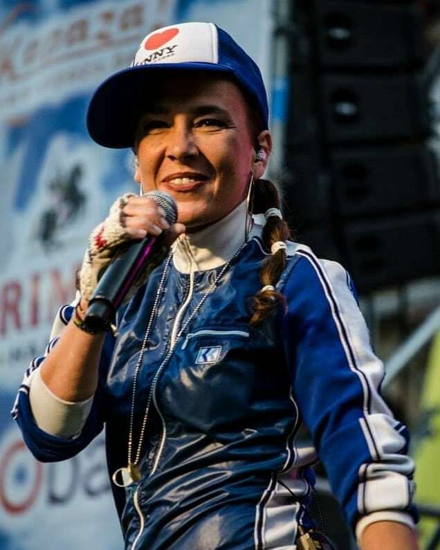 Nonkel_Muziek's tweet photo. Slongs (tot '18 Dievanongs) zong eerst als backing bij Johnny Den Artiest en in Halve Neuro tot ze zelf bekend werd met Goeiemorgen, morgen en Lacht naar mij. In '19 verscheen haar 2e album: Goegaan. #slongs #slongsdievanongs #musichistory #muziekgeschie… https://t.co/0I1dj2dc56 https://t.co/lANurweba2