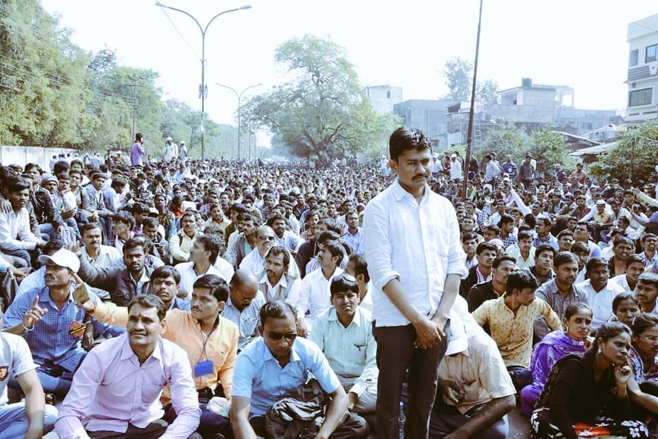 DikaleSangram's tweet photo. गरिबाचं ले��रू जाणार विधानपरिषदेवर... 

पदविधरांच्या प्रश्नांना वाचा फोडणार
#आपला_सिद्धेश्वर  #पदवीधरांचा_आमदार_होणार_जबाबदार_उमेदवार #सिद्धेश्वर_मुंडे_पदवीधरांचा_सर्वसामान्य_आवाज https://t.co/C4SbIZV9Jz