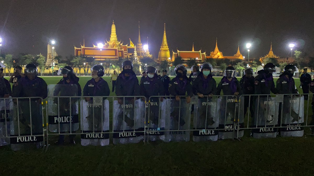 The riot police in front of the palace.  #ม็อบ8พฤศจิกา