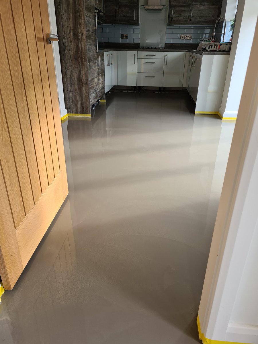 unlimitedfloors's tweet photo. Residential floor space being treated to @KarndeanFloors with a contrasting design strip. Floor had residual moisture evident, treated to @ARDEXUKFlooring 1C, water based screed and P4 primer and adhesives.
Solid system=happy customerππ
#ardexsystem #flooring #lvt #residential https://t.co/meYuCxPTeZ