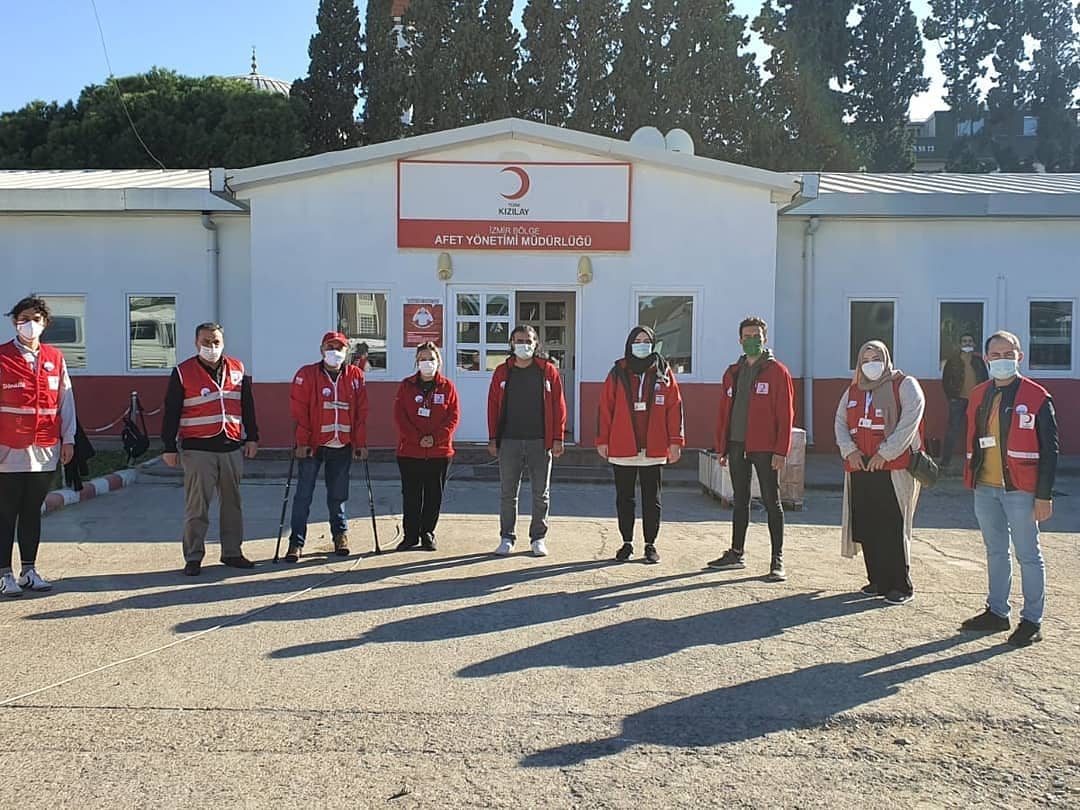 İzmir’in yaralarını sarmak için Şubemizin koordinesinde  Engelli Birimi ve Kadın Kolları gönüllülerimiz ile İzmir depremzedelerine yardım için sahadayız.

#seninleyizizmir