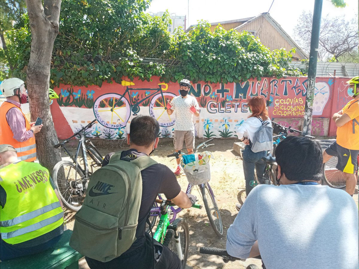 arriagadaPAD's tweet photo. Si bien la Biciruta de @nunoando se orientó a conocer impactos socioambientales de AVOII, aprovechamos hito orientado a las mesquinas mitigaciones de cicloinfraestructura para hacer mención a molestia nacional por #FueraHutt por no implementar medidas para cuidar a los ciclistas. https://t.co/3DHoLEsN2e