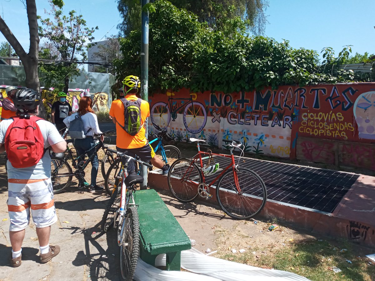 arriagadaPAD's tweet photo. Si bien la Biciruta de @nunoando se orientó a conocer impactos socioambientales de AVOII, aprovechamos hito orientado a las mesquinas mitigaciones de cicloinfraestructura para hacer mención a molestia nacional por #FueraHutt por no implementar medidas para cuidar a los ciclistas. https://t.co/3DHoLEsN2e