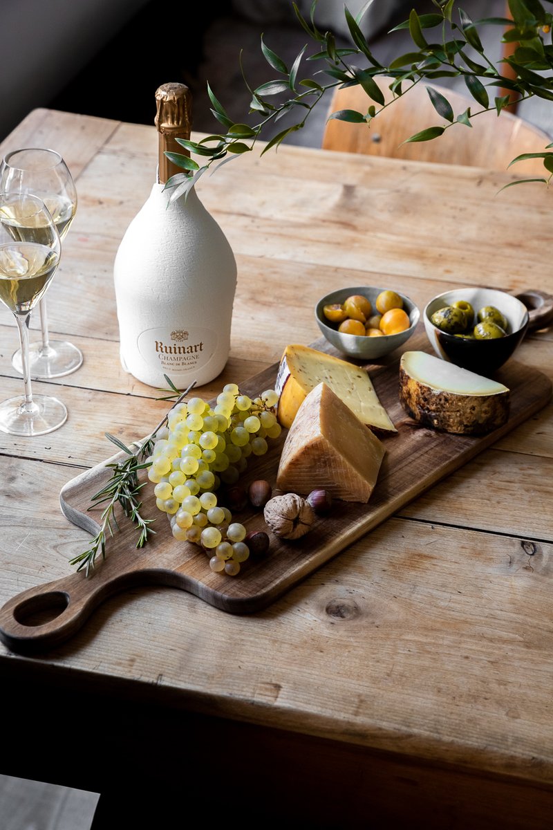 Enjoy a Ruinart moment at home with the Blanc de Blancs cuvée paired with pecorino, parmesan or young cumin gouda. These light and aromatic cheese echoe the aromatic freshness and the delicacy of the emblematic cuvée
#RuinartSecondSkin