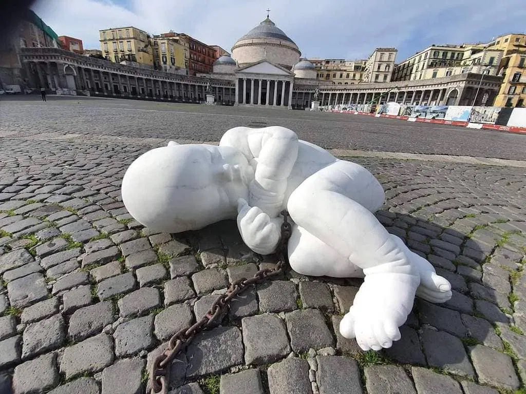 “Look down “ e non “lockdown” è il titolo di questa scultura in marmo bianco dal forte impatto visivo dello scultore Jago e posizionata in piazza Plebiscito a Napoli. Guardiamo in basso, alle categorie che soffrono a causa della pandemia.