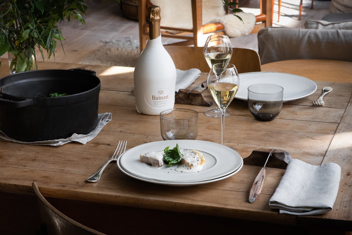 #RuinartBlancdeBlancs offers a balance between freshness and roundness, with citrusy, white fruits, floral and spicy notes. The cuvée is the perfect companion of seafood or fish, especially delicate ones such as pollack, bass or scallops. They will match the freshness of the wine