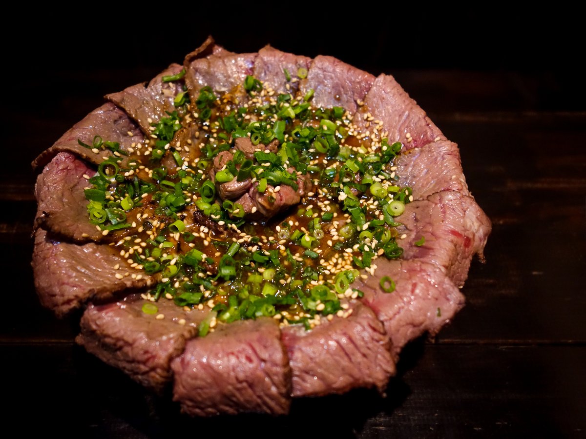 オレンジベース Twitterissa 炙りギャング丼 は ギャング丼の表面だけをさらに炙りました ノーマルとはひと味違う レアと炙りが絶妙なバランスで融合した丼です ぜひお試しあれ T Co Uxdifbqt4e 炙りギャング丼 ギャング丼 オレンジベース オレンジベース Twitterissa 炙りギャング丼 は ギャング丼の表面だけをさらに炙りました ノーマルとはひと味違う レアと炙りが絶妙なバランスで融合した丼です ぜひお試しあれ T Co Uxdifbqt4e 炙りギャング丼 ギャング丼 オレンジベース